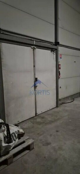 Local d’activités dans Décines-Charpieu à louer - Photo de l’immeuble – Image 3 sur 10