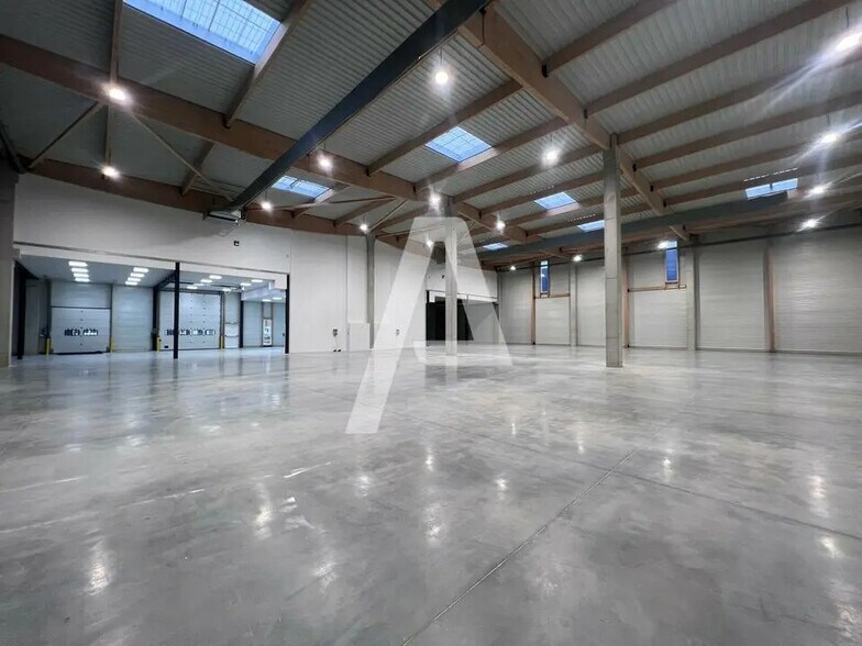Local d’activités dans Moissy-Cramayel à louer - Photo de l’immeuble – Image 2 sur 5