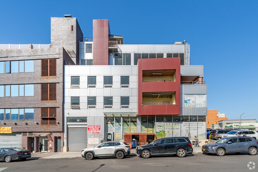 7402 Grand Ave, Elmhurst, NY à louer - Photo de l’immeuble – Image 2 sur 5