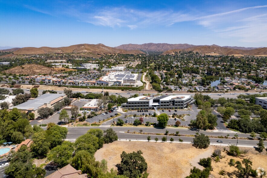 30851 Agoura Rd, Agoura Hills, CA à louer - Photo de l’immeuble – Image 3 sur 55