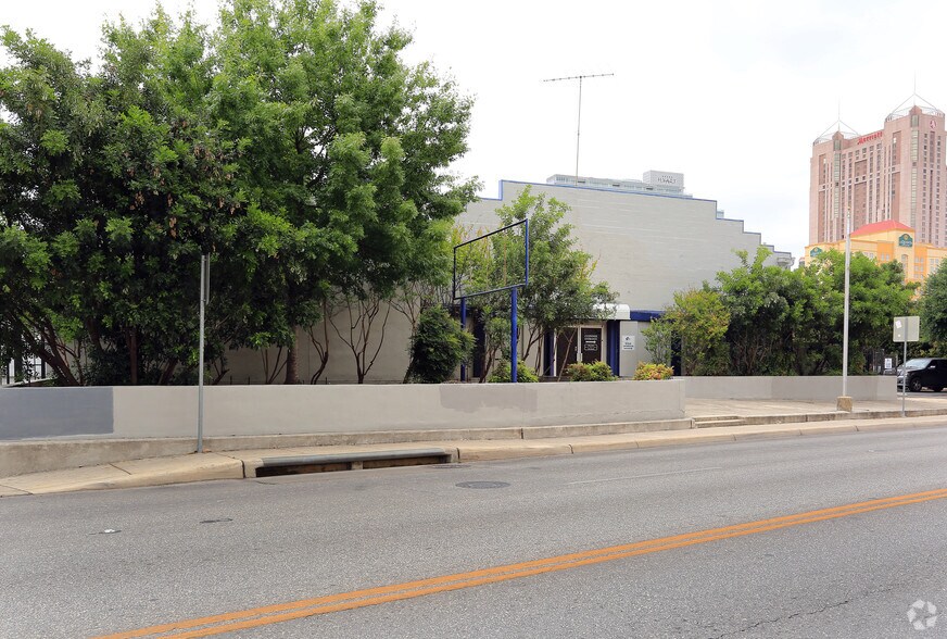 1116-1124 E Houston St, San Antonio, TX à louer - Photo de l’immeuble – Image 3 sur 3