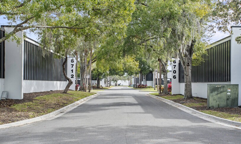 6706 Benjamin Rd, Tampa, FL à louer - Photo de l’immeuble – Image 3 sur 10