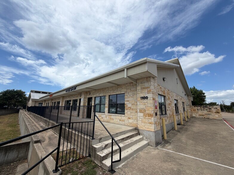 1100 Sam Bass Rd, Round Rock, TX à louer - Photo de l’immeuble – Image 1 sur 4