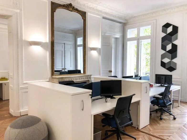 151-155 Boulevard Haussmann, Paris à louer - Photo de l’immeuble – Image 2 sur 7