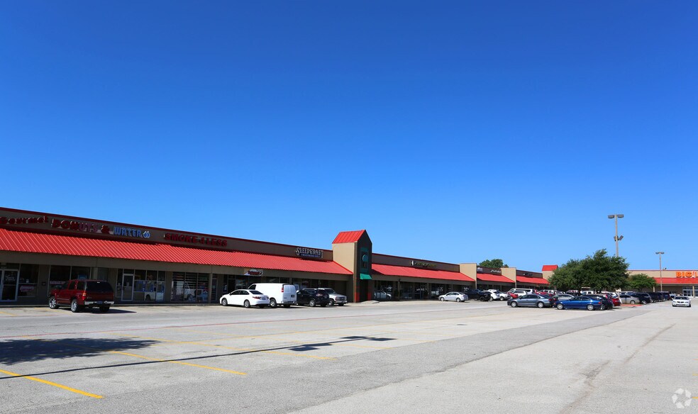 1326-1392 W Main St, Lewisville, TX à louer - Photo de l’immeuble – Image 2 sur 14