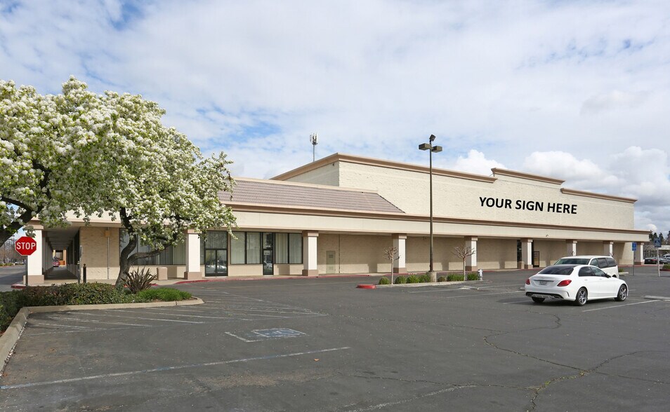 5646 N Blackstone Ave, Fresno, CA à louer - Photo de l’immeuble – Image 3 sur 9