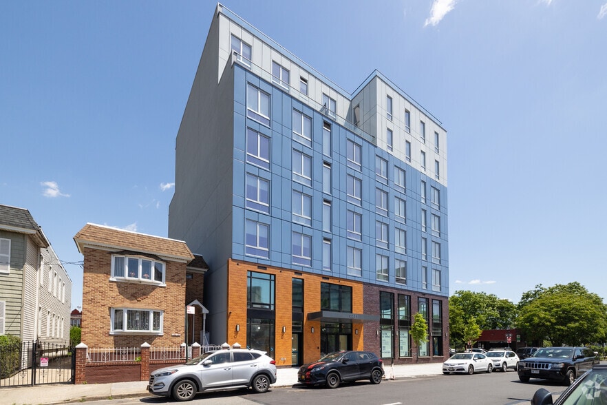 132-77 Metropolitan Avenue, Kew Gardens, NY à louer - Photo de l’immeuble – Image 3 sur 14