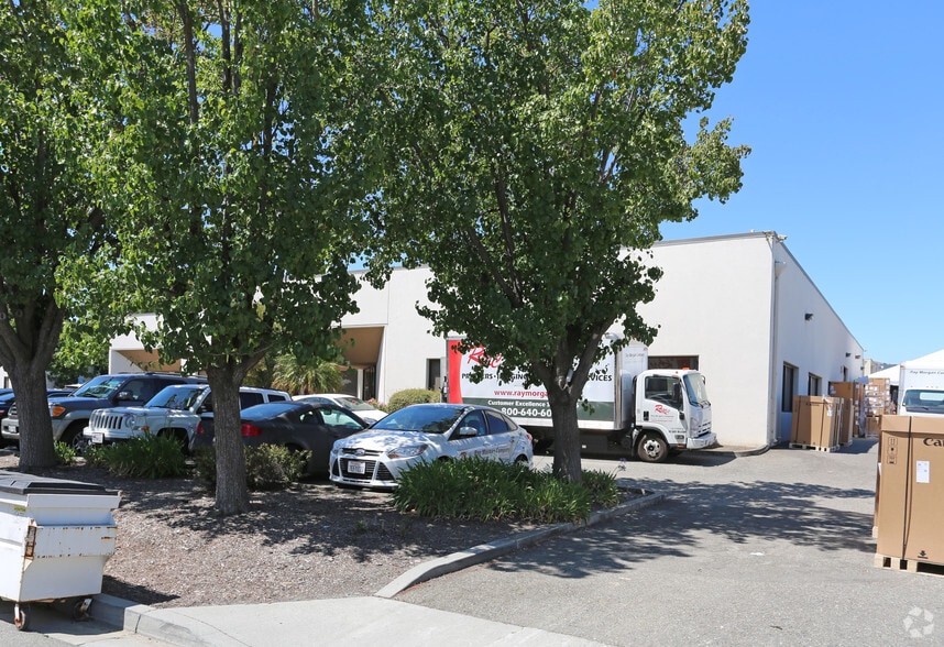 7042 Commerce Cir, Pleasanton, CA à louer - Photo de l’immeuble – Image 2 sur 5