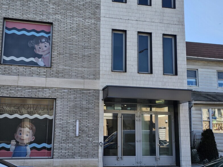 1514-1530 60th St, Brooklyn, NY à louer - Photo de l’immeuble – Image 3 sur 8