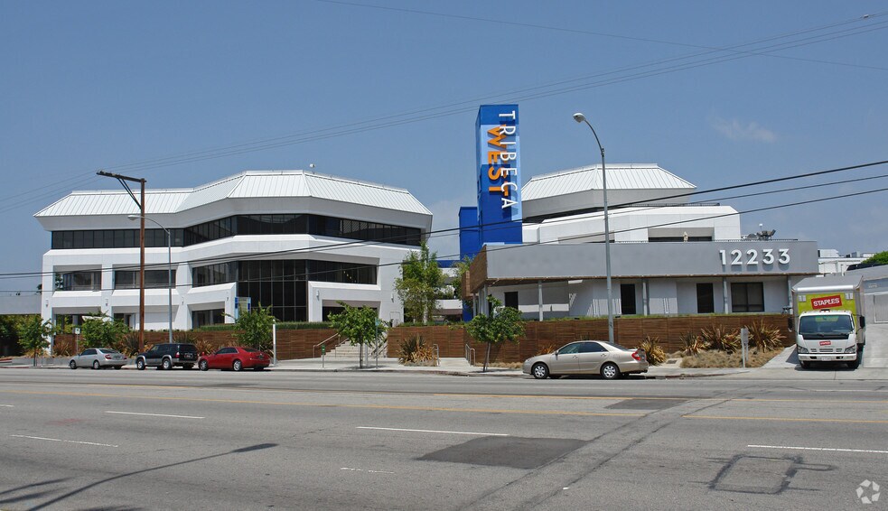 12233 W Olympic Blvd, Los Angeles, CA à louer - Photo de l’immeuble – Image 2 sur 11
