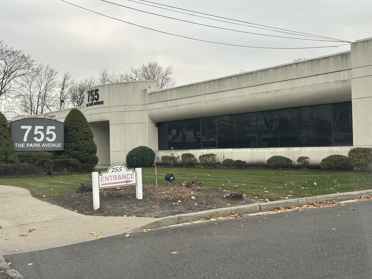 755 Park Ave, Huntington, NY 11743 - Lot 120 - - Photo intérieure - Image 1 of 10