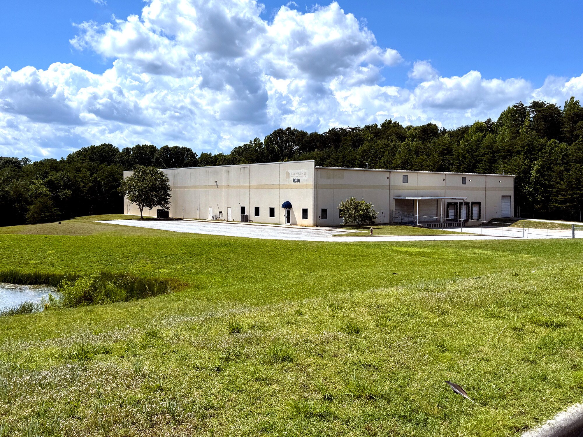 8016 Thorndike Rd, Greensboro, NC à louer Photo principale– Image 1 sur 7