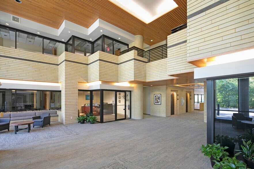2600 Eagan Woods Dr, Eagan, MN à louer - Hall d’entrée – Image 3 sur 6