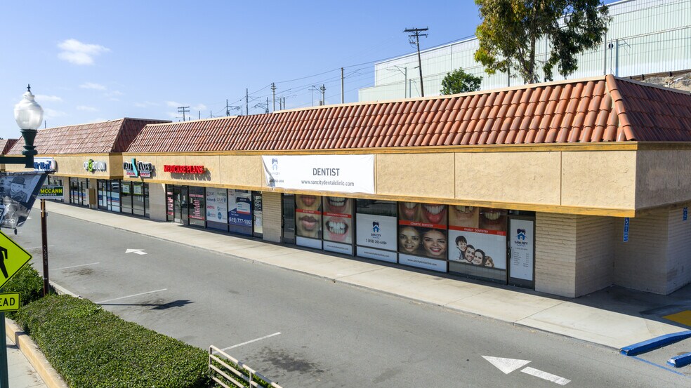 501 E San Ysidro Blvd, San Ysidro, CA à louer - Photo de l’immeuble – Image 2 sur 11