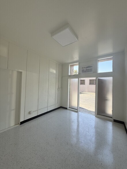 135-151 S Eucla Ave, San Dimas, CA à louer - Photo de l’immeuble – Image 3 sur 14