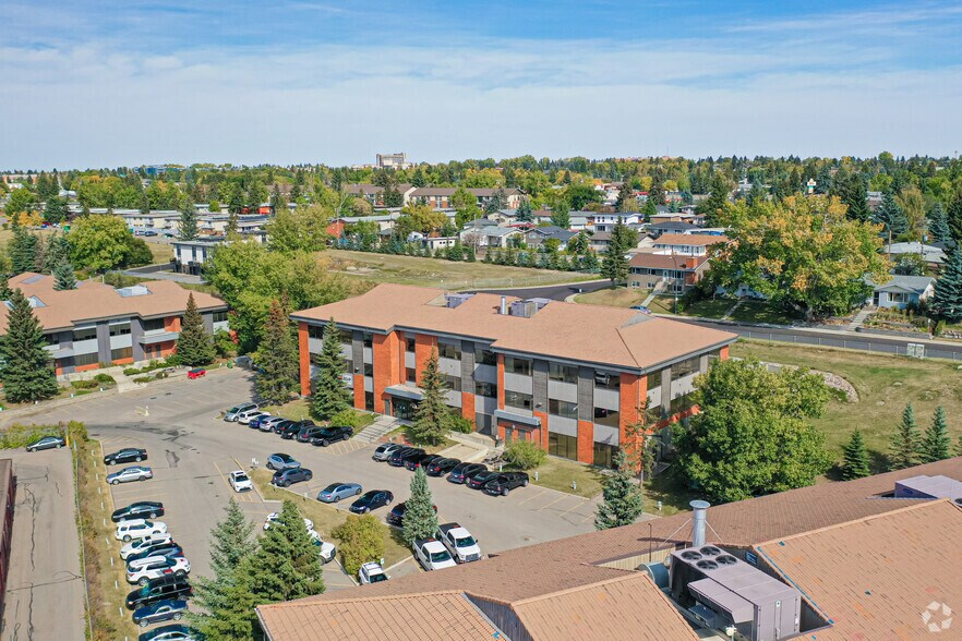 8 Manning Clos NE, Calgary, AB à louer - Photo principale – Image 1 sur 2
