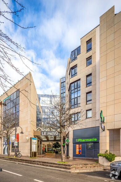 104 Avenue Albert 1Er, Rueil-Malmaison à louer - Photo de l’immeuble – Image 3 sur 4
