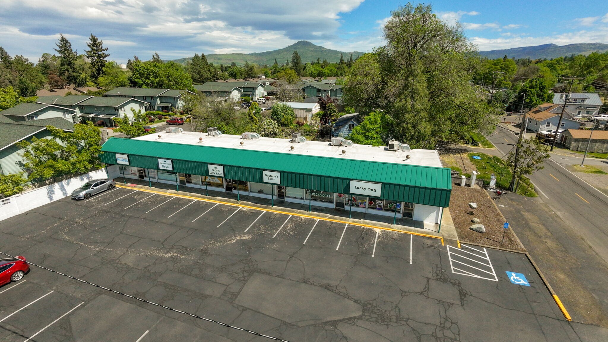 604-628 Crater Lake Ave, Medford, OR à vendre Photo principale– Image 1 sur 6