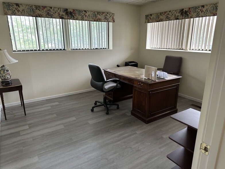 356-358 Veterans Memorial Hwy, Commack, NY à louer - Photo intérieure – Image 2 sur 8