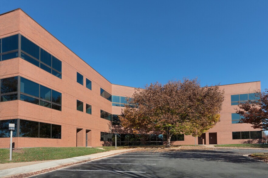 14200 Park Meadow Dr, Chantilly, VA à louer - Photo de l’immeuble – Image 2 sur 8