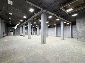 5571 Rue Paré, Montréal, QC à louer Photo intérieure– Image 1 sur 9