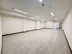4102 Bell Blvd, Bayside, NY à louer Photo intérieure– Image 1 sur 14