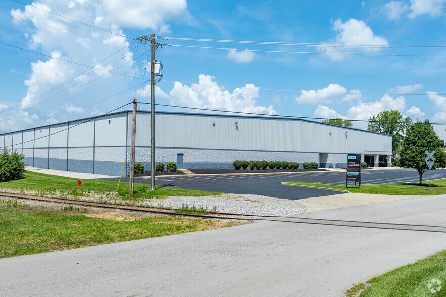 375 Northpointe Dr, Fairfield, OH à louer - Photo de l’immeuble – Image 1 sur 19