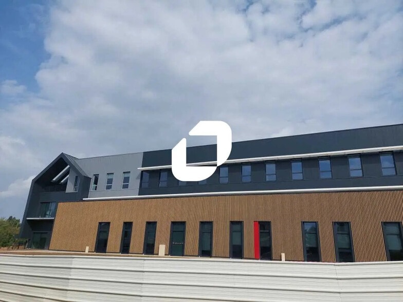 Bureau dans Plaisir à louer - Photo de l’immeuble – Image 3 sur 7