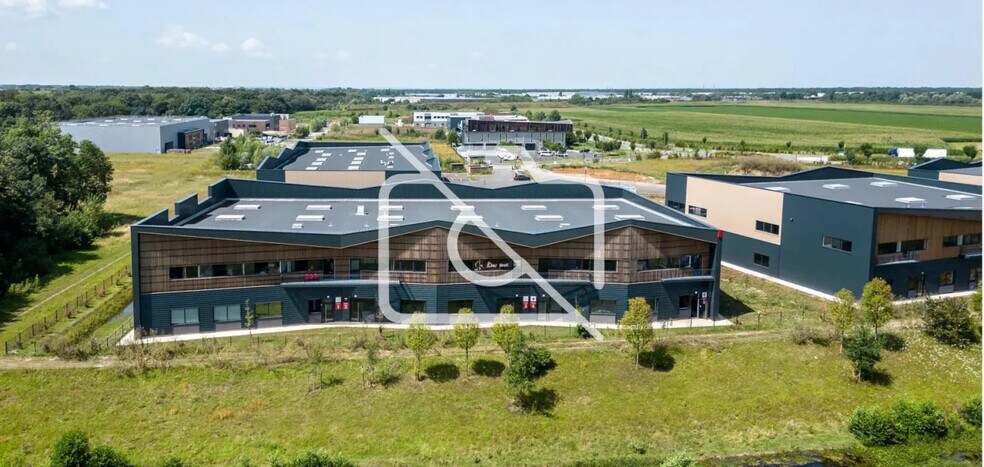 Local d'activités dans Moissy-Cramayel à vendre - Photo de l’immeuble – Image 1 sur 9