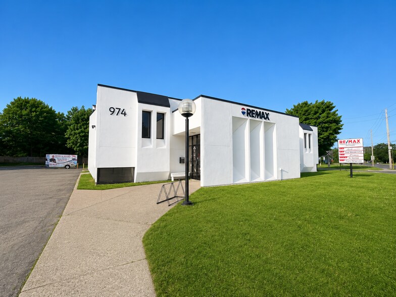 974 Queen St, Sault Ste. Marie, ON à louer - Photo de l’immeuble – Image 2 sur 19