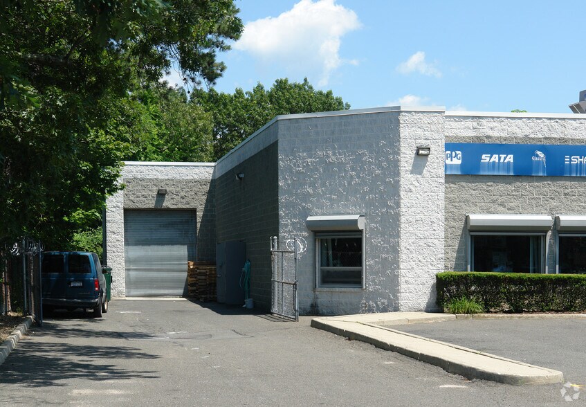 1453 N Clinton Ave, Bay Shore, NY à louer - Photo de l’immeuble – Image 2 sur 2