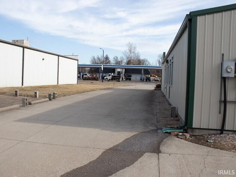 2759 N Ford Rd, Vincennes, IN à vendre - Photo de l’immeuble – Image 3 sur 23