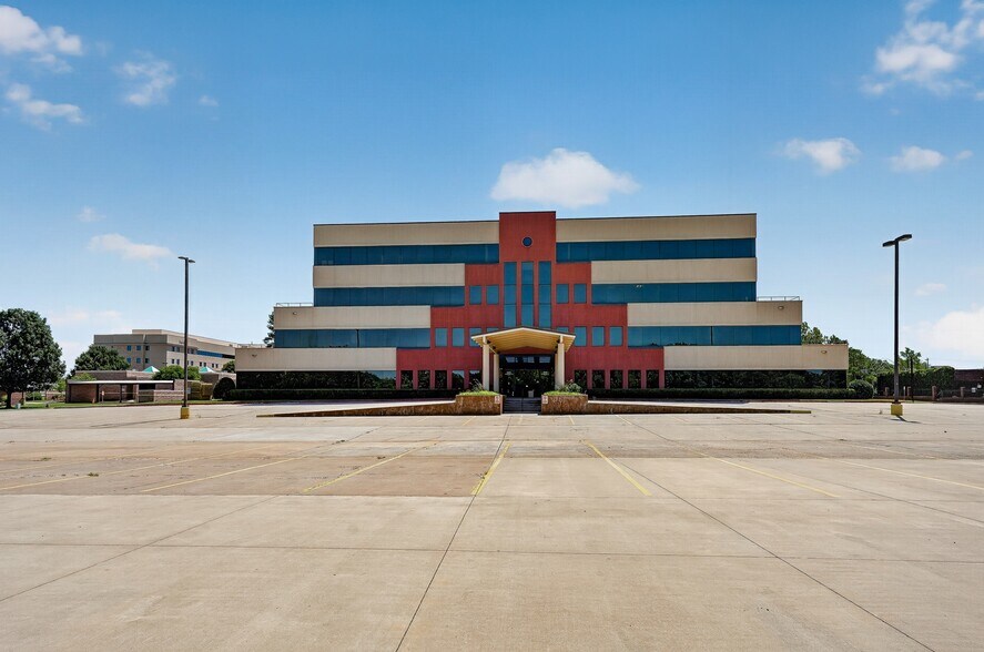 13321 N Meridian Ave, Oklahoma City, OK à louer - Photo de l’immeuble – Image 2 sur 27