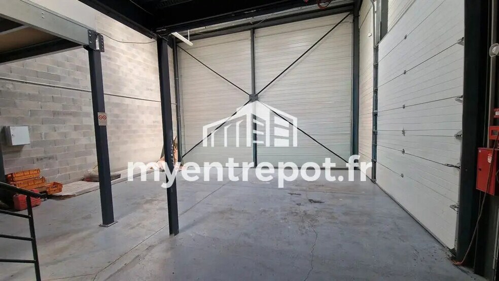 Local d’activités dans Gémenos à louer - Photo de l’immeuble – Image 2 sur 6