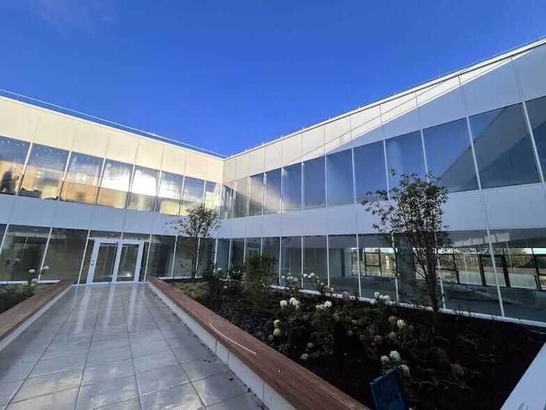 420 Avenue François Pignier, Bourg-en-Bresse à louer - Photo de l’immeuble – Image 2 sur 5