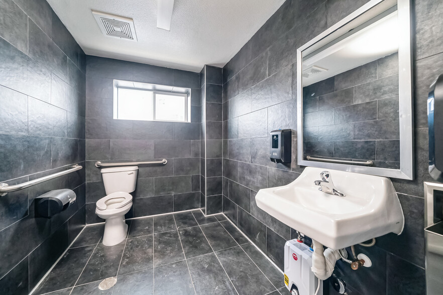 2330 E Kaviland Ave, Fresno, CA à vendre - Photo de l’immeuble – Image 2 sur 34
