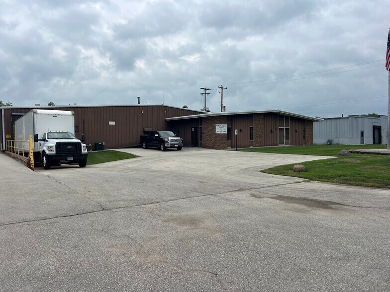 520 Progress Dr, Hartland, WI à vendre - Photo de l’immeuble – Image 1 sur 11