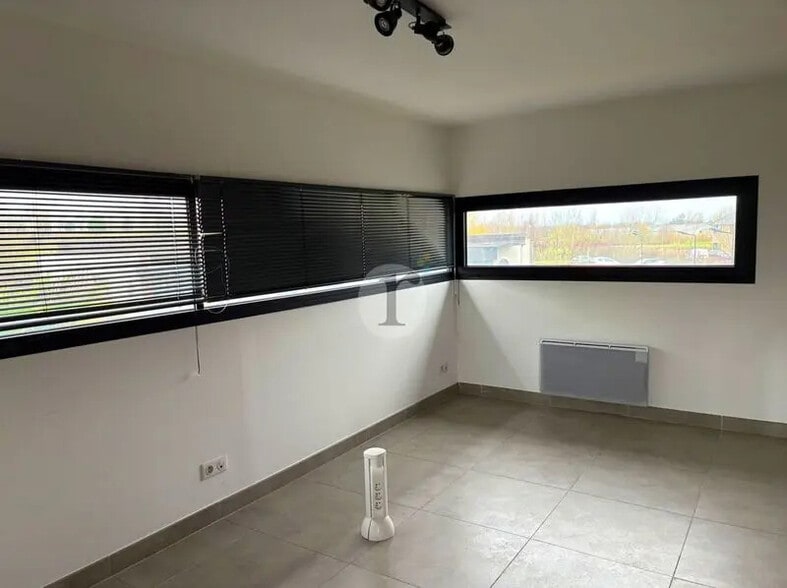 Local commercial dans Mérignies à vendre - Photo intérieure – Image 2 sur 5