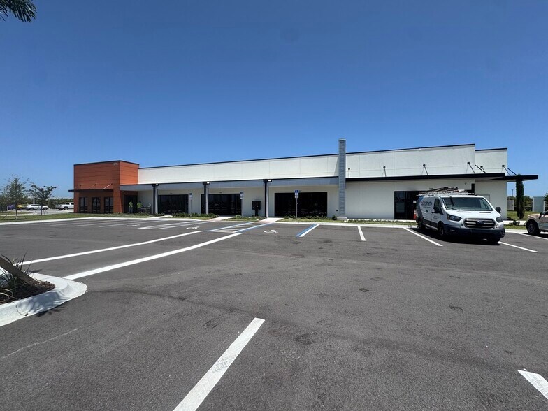 8795 Ivanhoe Drive, Melbourne, FL à louer - Photo de l’immeuble – Image 2 sur 12