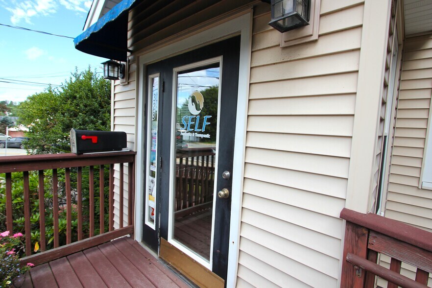 323 W Central St, Franklin, MA à vendre - Photo de l’immeuble – Image 2 sur 18