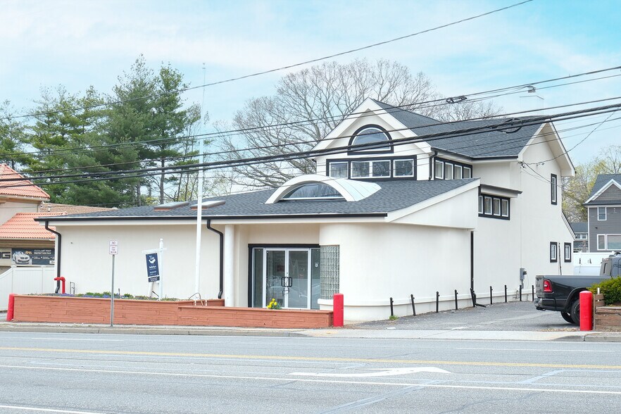 125 E Jericho Tpke, Huntington Station, NY à vendre - Photo de l’immeuble – Image 1 sur 18
