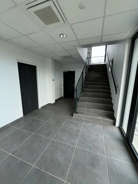 Local d'activités dans Chanteloup-en-Brie à vendre - Photo de l’immeuble – Image 3 sur 11