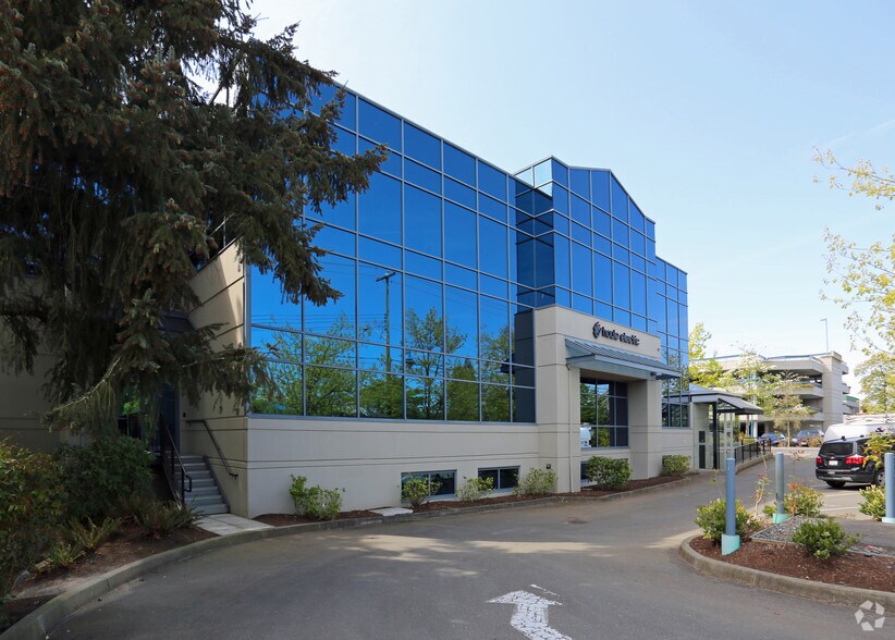 2261 Keating Cross Rd, Central Saanich, BC à louer - Photo de l’immeuble – Image 2 sur 7
