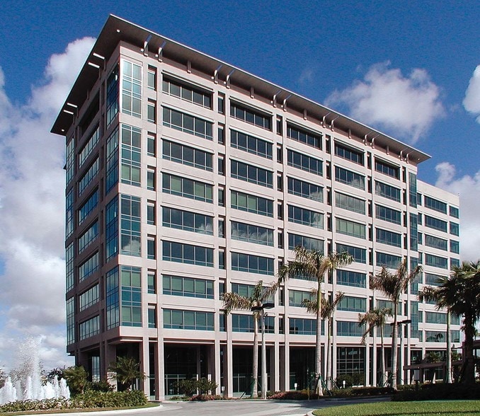 703 NW 62nd Ave, Miami, FL à louer - Photo de l’immeuble – Image 2 sur 13