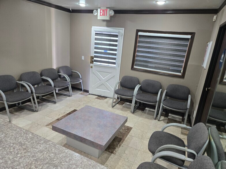 335 W Arrow Hwy, Glendora, CA à louer - Photo de l’immeuble – Image 2 sur 5