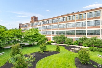 2450 W Hunting Park Ave, Philadelphia, PA à louer Photo de l’immeuble– Image 2 sur 7