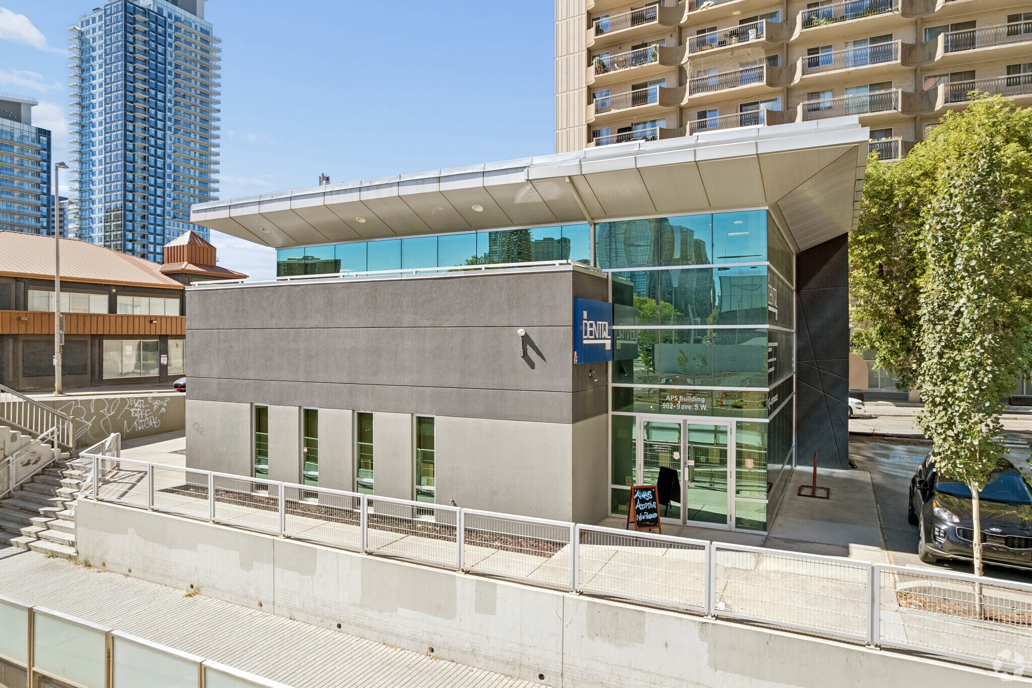902 9th Ave SW, Calgary, AB à vendre Photo de l’immeuble– Image 1 sur 28