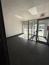 148 N Saginaw St, Pontiac, MI à louer Photo intérieure– Image 2 sur 10