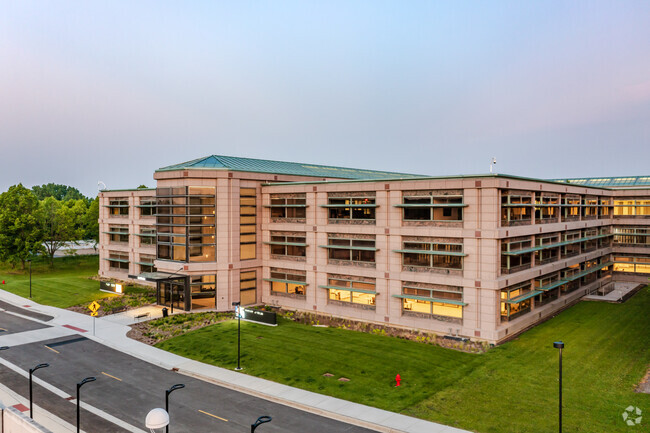 Plus de détails pour 2000 Center Dr, Hoffman Estates, IL - Bureau à louer