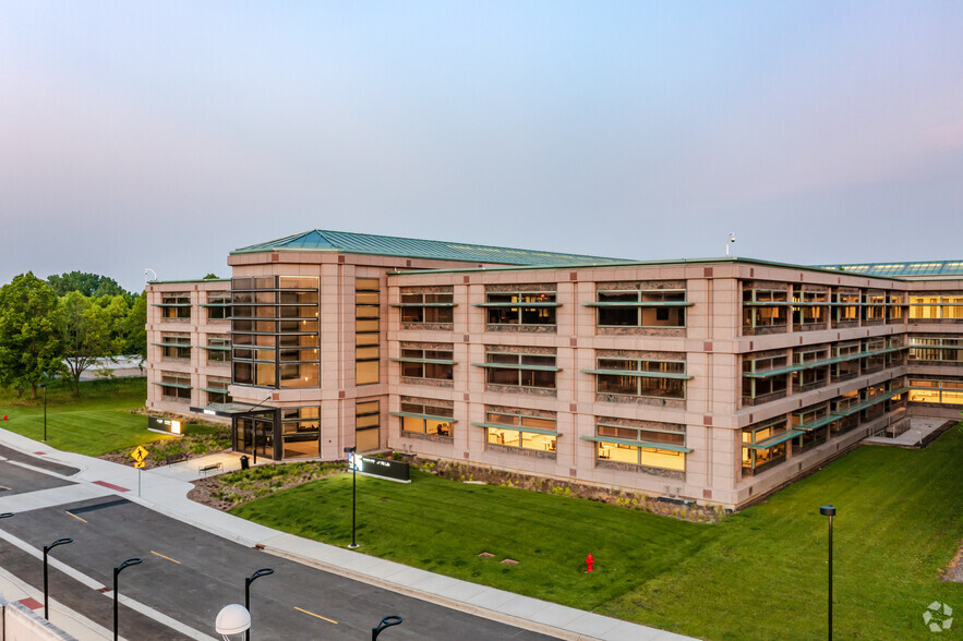 2000 Center Dr, Hoffman Estates, IL à louer - Photo de l’immeuble – Image 1 sur 39